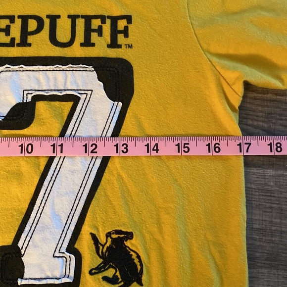 🩶 Diggory Hufflepuff UNIVERSAL STUDIOS Ringer Tee Adult XS - Picture 6 of 7